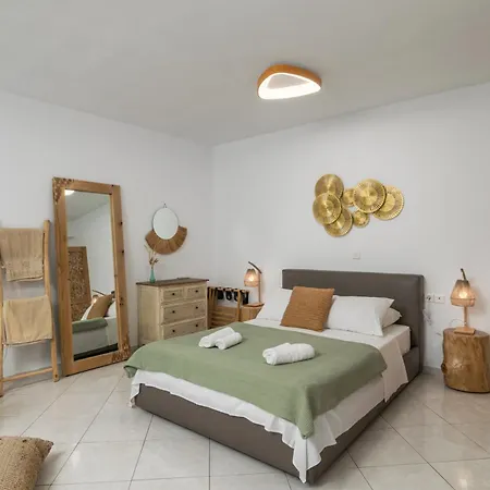 κypraios Daire Plaka (Milos)